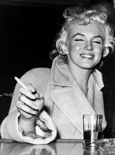 Marilyn Monroe Hollywood Starlet, Evelyn Hugo, Marilyn Monroe Quotes, Marilyn Monroe Fashion, Marilyn Monroe Art, Joe Dimaggio, Marilyn Monroe Photos, Woman Sitting, Actrices Hollywood