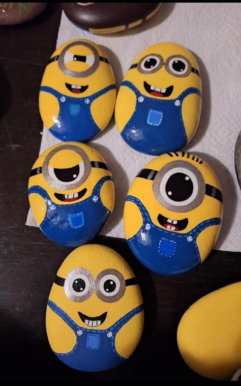 Back To School Painted Rocks, Minion Rock Painting, Minion Painting Easy, Minion Stone Painting, Minion Painting On Canvas, How To Paint A Minion, Minion Painting, Minion Drawing, Minion Rock