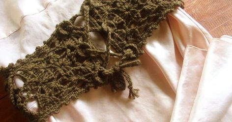 Free Crochet pattern - corset belt. Interesting!!   See more about Corset Belt, Corsets and Belts. Larp Crochet, Crochet Belts, Crochet Corset, Celtic Crosses, Yarn Spinning, Crochet Costumes, Belt Pattern, Crochet Belt, Crochet Hair Accessories