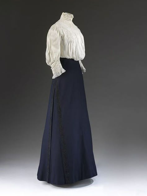 1900s womens fashion-Typical day outfit. 1908 V&A Museum. 1900s Womens Fashion, Pomona College, The Edwardian Era, 1900 Fashion, College Class, 1900s Fashion, Edwardian Dress, 20th Century Fashion, Vintage College