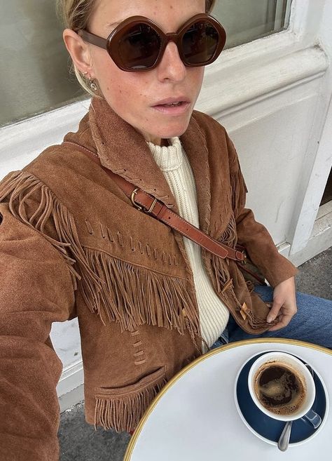 #BelgianStreetStyle
#AntwerpGirls
#FrenchGirls
#ParisiansInParis Fringe Suede Jacket Outfit, Suede Fringe Jacket Outfit, Fringe Jacket Outfit, Minimal Sweater, Suede Jacket Outfit, Barcelona Style, Fringed Jacket, Trendy Outfit Inspo, Cold Fashion