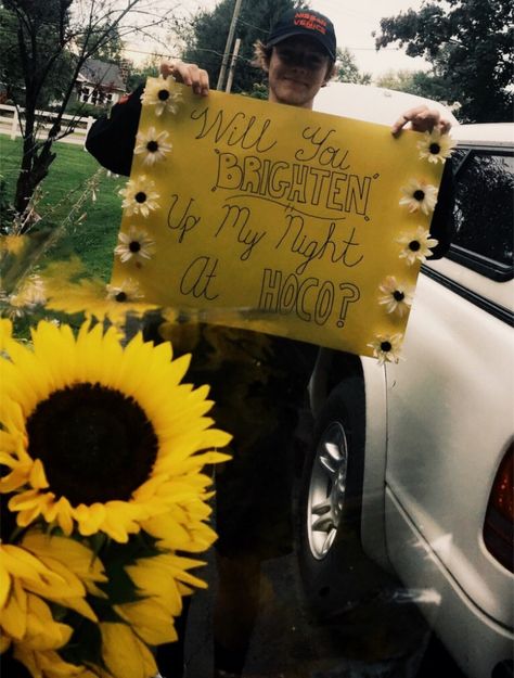 Homecoming Poster Ideas With Flowers, Prom Posals Ideas With Flowers, Sunflower Promposal Ideas, Hoco Proposals Ideas Sunflowers, Sunflower Homecoming Proposal, Sunflower Hoco Proposals, Flower Hoco Proposals Ideas, Prom Proposal With Flowers, Promposal Ideas Flowers