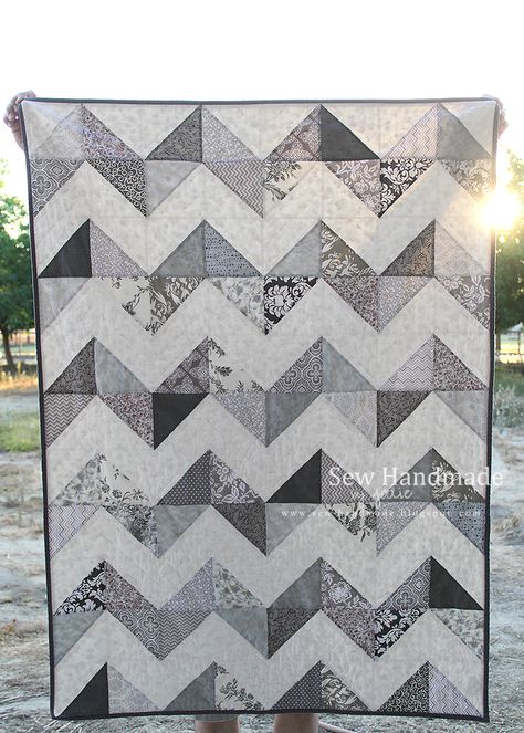 gray and white scrappy chevron quilt. www.sew-handmade.blogspot.com Triangle Quilts Ideas, Quilt Geometric, Chevron Quilt Pattern, Half Square Triangle Quilts Pattern, Low Volume Quilt, Herringbone Quilt, Neutral Quilt, Triangle Quilts, Black And White Quilts