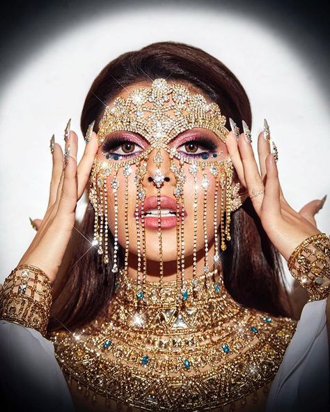 Jacqueline Fernandez on Instagram: “Arabian nights Dabangg Dubai vlog coming up!!🌟#dabanggtourdubai @shaanmu @chandiniw @falgunishanepeacockindia @pause_world” American Makeup, Face Rhinestones, Rhinestone Face Mask, Diamond Hair, Mask Fashion, Face Jewellery, Mask Masquerade, Silver Party, Mascara Facial