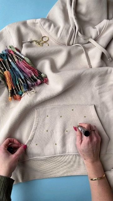 Embroider Sweatshirts Ideas, Embroidery Ideas For Sweatshirts, Upcycle Sweatshirt Ideas, Applique Sweatshirt Ideas, Diy Applique Sweatshirt, Embroidery On Sweatshirts Diy, Embroidered Crewneck Diy, Diy Sweatshirt Embroidery, Applique Sweatshirt Diy