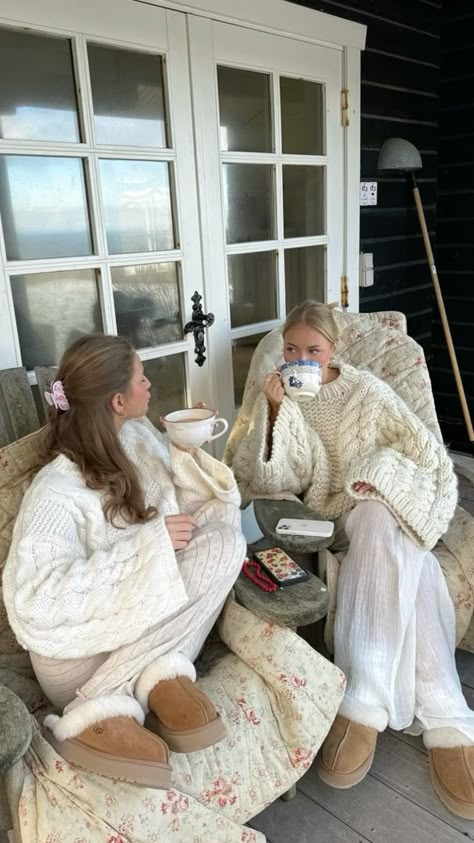 uggs, cozy, hygge, scandistyle, weekend outfit, knitwear, hair bow, linen pants, summer house, bestfriend, girly girls, chatting, friends, trendy #scandistyle #weekendoutfit #bestfriend Cabin Outfit, Cabin Weekend, Cabin Trip, St Moritz, Fall Inspo, Girls Weekend, Mode Inspo, Weekend Outfit, Prayer Board