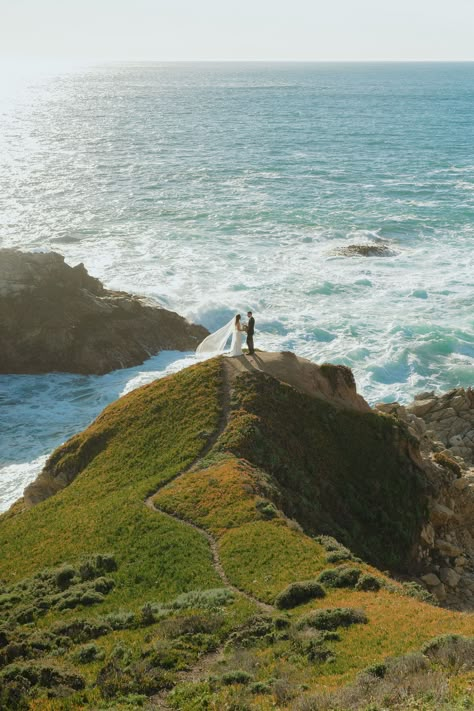 Bride and groom standing cliffside during their intimate Big Sur elopement in Northern California. See more coastal elopement aesthetic, coastal elopement dress ideas, and coastal elopement photography! Book Julia for your California elopement photos or small California wedding at juliaminaphotography.com! Big Sur Elopement Locations, California Engagement Shoot, Beach Mountain Wedding, Big Sur California Elopement, Cliff Side Elopement, Bay Area Elopement, Elopement Big Sur, Cliffside Wedding Ceremony, Northern California Coastal Wedding