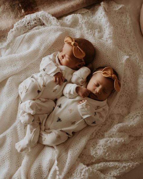 Twin Girls Aesthetic, Twin Babies Aesthetic, Cute Twin Babies, Twins Aesthetic, Twin Ideas, Twin Baby Photography, Twins Girl, Twin Baby Photos, Twin Newborn