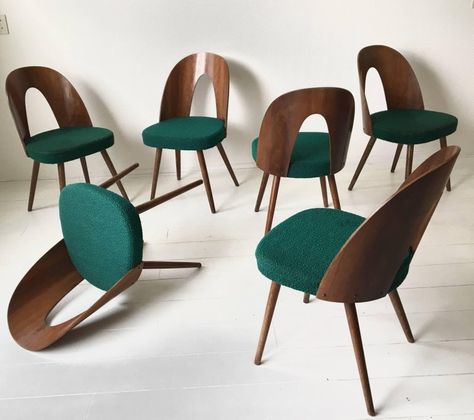 Green Dining Room Chairs, Funky Dining Room, 60s Interior, Retro Dining Chairs, Green Dining Room, Art Deco Living Room, Midcentury Modern Dining Chairs, Leather Dining Room Chairs, Elegant Dining Room