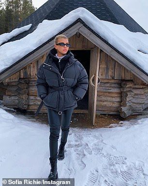 Ski Trip Outfit, Sophia Richie, Apres Ski Outfits, Ski Outfits, Celebrity Style Guide, Ski Outfit, Snow Outfit, Trip Outfits, Sofia Richie