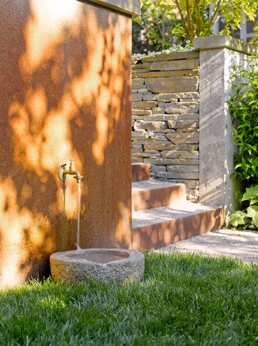 Cool outdoor dog watering bowl Dog Run Yard, Dog Friendly Garden, Dog Friendly Backyard, Dog Fountain, Dog Backyard, Dog Water Fountain, Privacy Fence Designs, Dog Yard, Contemporary Patio