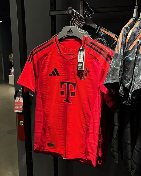 FC Bayern Munich Bayern Munich Jersey Outfit, Bayern Munich Jersey, Chav Outfits, Bayer Munich, Apparel Design Inspiration, Fc Bayern Munich, Gift Inspo, Jersey Outfit, Swag Shoes