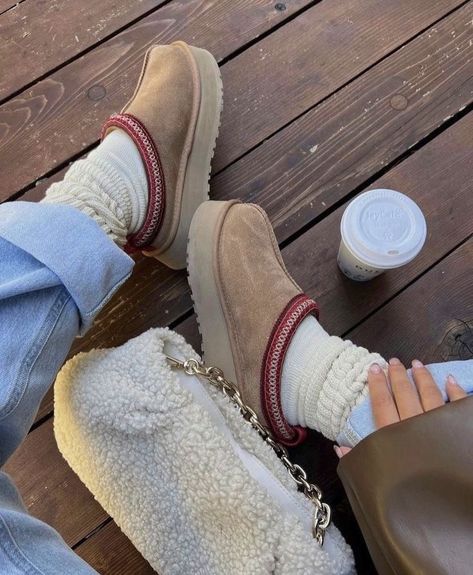 Uggs Fits, Nostalgic Fall, September Dump, Bday Wishlist, Short Uggs, Sneaker Shop, Ugg Tasman Slippers, Short Ankle Boots, Quoi Porter