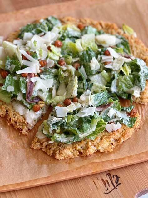 Healthy Dinner Recipes Grain Free, Caesar Salad Pizza With Chicken Crust, Chicken Caesar Pizza, Chicken Crust Caesar Salad Pizza, Chicken Crusted Pizza, Taco Wonton Cups, Taco Wonton, Protein Plan, Caesar Salad Pizza