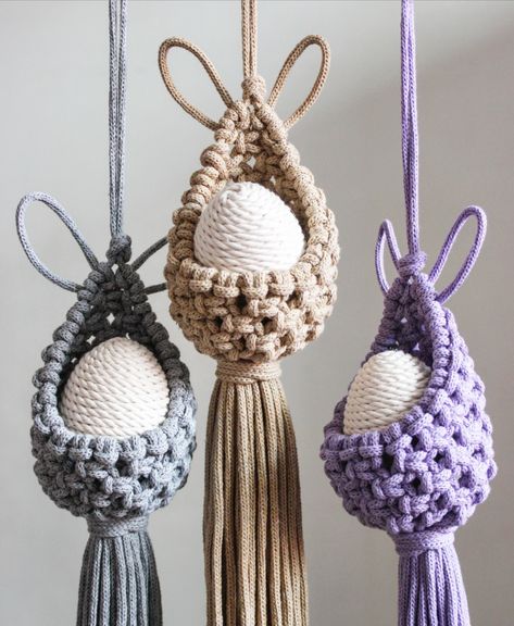 (80) Sasha MACRAMESSAGE - YouTube Macrame Products, Macrame Plant Hanger Tutorial, Macrame Wall Hanging Diy, Crochet Motif Patterns, Macrame Boho, Easter Projects, Macrame Patterns Tutorials, Macrame Hanging, Crochet Flower Tutorial