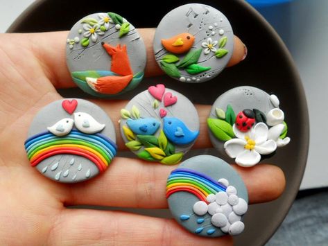 Idée de réalisations Cercei Din Lut Polimeric, Polymer Clay Magnet, Crea Fimo, Clay Magnets, Polymer Clay Diy, Polymer Crafts, Cute Polymer Clay, Clay Miniatures, Cute Clay