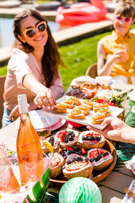 Throw the ultimate outdoor brunch this summer. Outdoor Brunch Party, Brunch Outfit Summer, Shower Vibes, Garden Brunch, Brunch Vibes, Outdoor Brunch, Summer Brunch Outfit, Print Mixing, Spring Entertaining