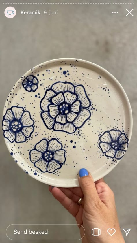 Pottery Painting Plate Flowers, Clay Plates Design Patterns, Modern Ceramic Plates Design, Paint Ceramics Ideas, Ceramics Ideas Pottery Plate, Diy Ceramic Art, Ceramic Plates Designs Ideas, Paint Ceramic Plate, Floral Pottery Painting