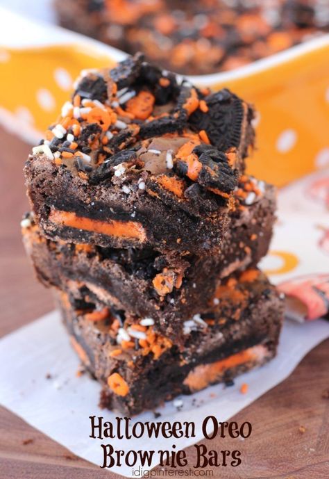 Halloween Oreo Brownie Bars. These Halloween Oreo Brownie Bars are sure to disappear in a hurry at your Halloween party! Loaded with rich chocolate goodness, Halloween Oreos, and sprinkles, this festive treat will make all the little ghouls and goblins squeal with delight! There are actually whole Oreos embedded into the brownies and crushed Oreos sprinkled on top! Tell me that’s not the best thing in the world! Halloween Oreo Brownie Bars, Halloween Oreo Recipes, Halloween Oreo Cookies, Halloween Oreo Desserts, Halloween Baked Goods Ideas, Oreo Brownie, Halloween Brownies, Halloween Oreos, Dessert Halloween