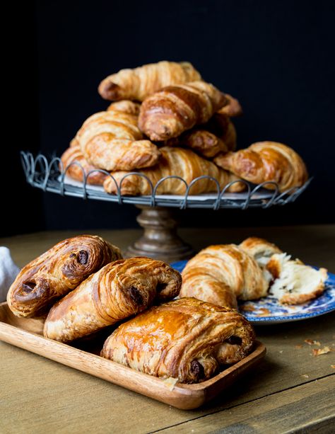 pain-au-chocolat recipe. Little French Bakery Pain Au Chocolat Recipe, Dessert Breads, Croissant Bread, Dessert Oreo, French Baking, Breakfast Photography, Croissant Recipe, Breakfast Sweets, French Bakery