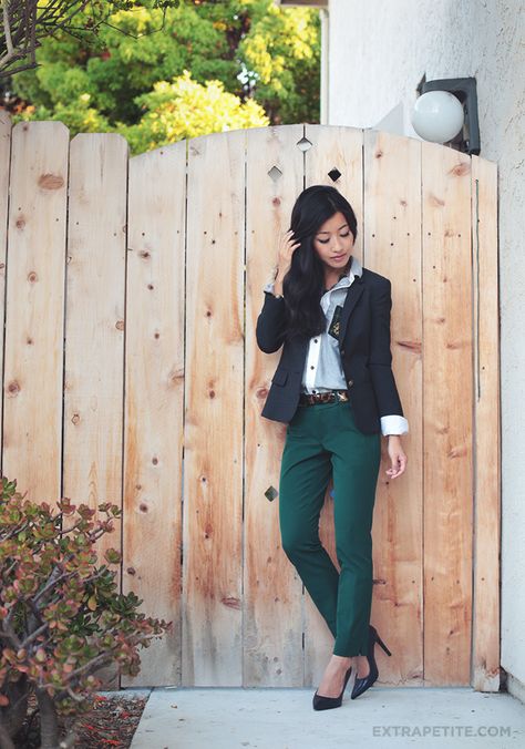 Preppy. Forest Green Pants, Slacks Outfit, Green Pants Outfit, Dark Green Pants, Extra Petite, Fashion Style Tips, Green Trousers, 9 To 5, Green Outfit