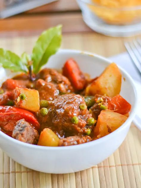 Beef Kaldereta (Caldereta) Filipino Beef Stew - Salu Salo Recipes Kaldereta Recipe, Recipe Filipino Food, Filipino Beef Stew, Caldereta Recipe, Braised Beef Stew, Beef Caldereta, Potatoes And Peas, Carrots Potatoes, Braised Beef