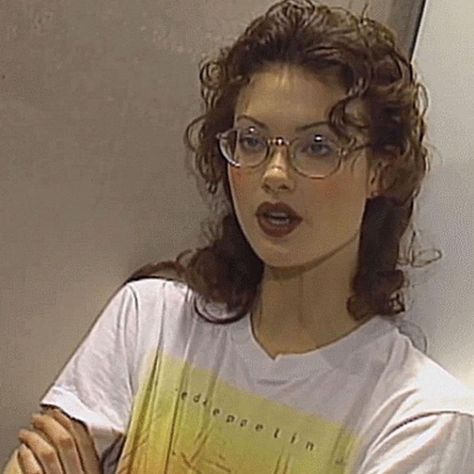 Shalom Harlow, Michelle Trachtenberg, Barbara Gordon, 90s Supermodels, Leighton Meester, Model Aesthetic, Kirsten Dunst, Wearing Glasses, Mode Inspo