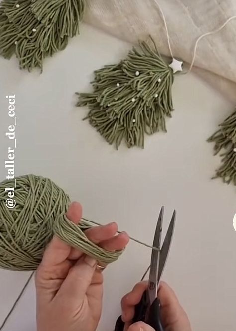 Yarn Tree Garland Diy, Easy Christmas Garland Diy, Yarn Christmas Tree Garland, Christmas Tree Yarn Garland, Christmas Tree Garland Diy, Tree Garland Diy, Tree Garland Christmas, Christmas Tree Yarn, Yarn Christmas Tree