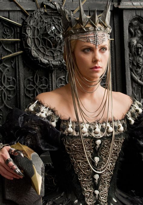 Snow White Huntsman, Queen Ravenna, Snowwhite And The Huntsman, Snow White And The Huntsman, Colleen Atwood, The Huntsman, Female Villains, Sam Claflin, Medieval Clothing