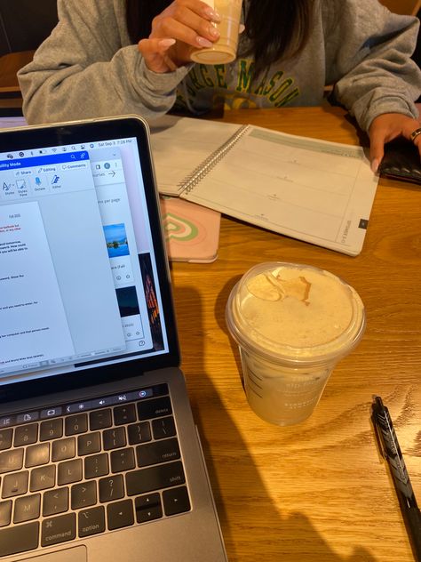 Coffee Date Starbucks, Starbucks Study Aesthetic, Study Date Aesthetic, Studying At Starbucks, School Coffee Shop, Coffee Studying, Coffee Shop Study, Study Coffee Shop, Starbucks Date