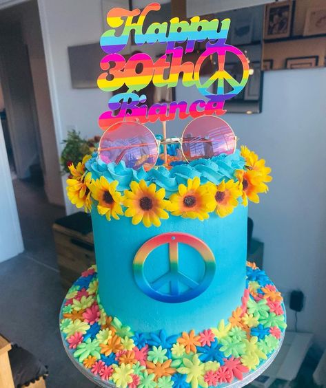 Fusion Cake Haus’s Instagram photo: “Don’t Worry, be Hippie 🌻 How cool is this!! Absolutely loved making this, the multicoloured flowers on the cake board look amazing and I…” Peace And Love Cake, 60s Cake Ideas, Hippie Cakes Birthdays, 70s Themed Cake, Groovy Party Cake, 60s Birthday Cake, Hippie Cake Ideas, 70s Cake Ideas, 70s Theme Cake