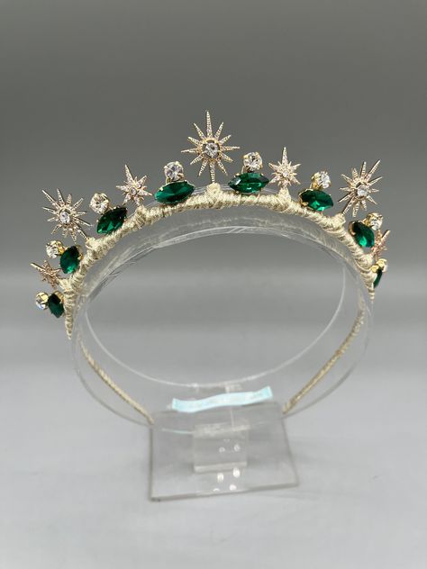 Stunning celestial crown halo tiara, bridal hair jewellery for a cosmic wedding. Brand New to our AW collection. Beautiful encrusted rhinestone stars are the main focal point of this elegant bridal crown, this piece is quite dainty for a minimalist look. A stunning headpiece with wonderful gold Emerald  and rhinestone tones, this really is a beautiful delicate hair accessory. 2cm in height Not real emeralds this is costume jewellery. Matching accessories also available. This beautiful crown is h Emerald Wedding Tiara, Acotar Fanfic, Emerald Green Tiara, Celestial Tiara, Elaena Targaryen, Cosmic Wedding, Bridal Hair Jewellery, Celestial Crown, Halo Tiara