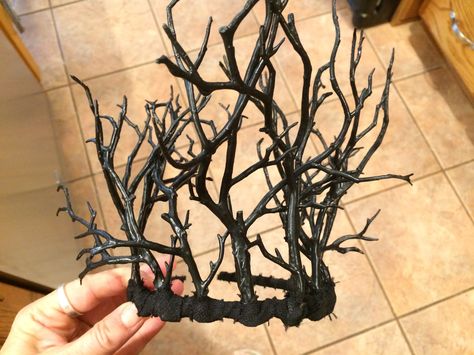 Tiara, faux twigs Twig Crown Diy, Twig Crown, Halloween Crafts Diy, Dark Fairy Costume, Vampire Fashion, About Halloween, Diy Clothes Design, Halloween Diy Crafts, Halloween Inspo