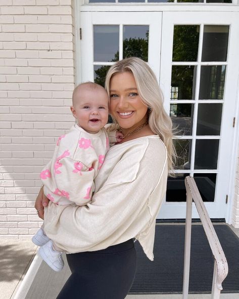 smiley girl 💓🥲 nothin better!! Preppy Family, Preppy Mom, Bre Sheppard, Influencer Lifestyle, Siblings Goals, Preppy Girls, Family Picture Poses, Nordstrom Sale, Fashion Influencer