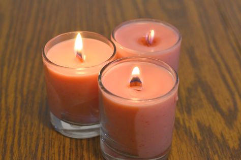 How to Make a Wood-Wick Candle by Yourself Homemade Candle Wick, Candle Recipes, Diy Floating Candles, Yummi Candles, Hand Dipped Candles, Specialty Candles, Candle Making Wax, Making Candles Diy, Candle Making Business