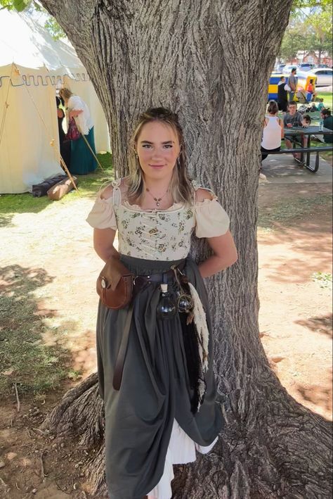 King Richards Faire Costumes, Pregnant Ren Faire Costume, Easy Larp Costume, Reinassance Fair Outfit Women, Female Ren Faire Outfit, Renassiance Fair Outfits Women, Rennisance Faire Costumes, Ren Fest Costumes Women, Renfaire Costume Women