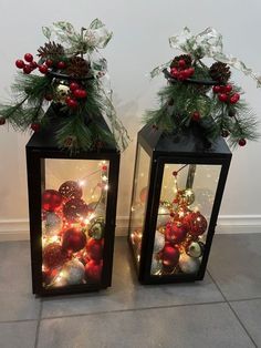 Christmas Flower Arrangements, Christmas Centerpieces Diy, Christmas Themes Decorations, Front Porch Christmas Decor Ideas, Porch Christmas Decor Ideas, Porch Christmas Decor, Christmas Decor Ideas Diy, Front Porch Christmas, Christmas Lanterns