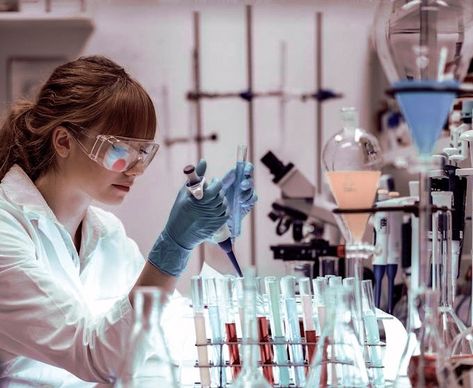 Girl Scientists, Science Girl, Job Inspiration, Medical Student Motivation, Biology Labs, Medical Laboratory Science, Women Scientists, Laboratory Science, Medical Laboratory