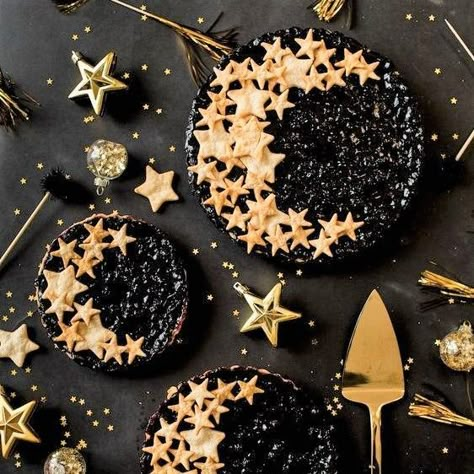 Star Party Ideas, Nye 2023, Eclipse Party, Diner Party, Moon Party, Restaurant Ideas, Gold Christmas Decorations, Nye Party, Blueberry Pie