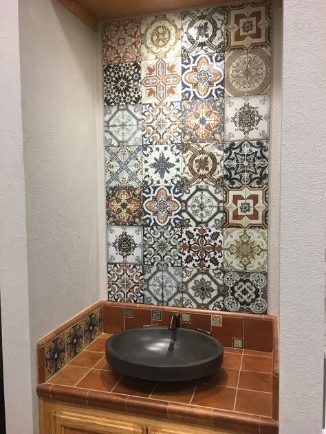 Wash Basin Tiles Ideas, Boho Bathroom Lighting, Black Bathroom Floor Tiles, Modern Bohemian Bathroom, Earthy Bathroom Ideas, Bohemian Bathroom Ideas, Natural Bathroom Design, Black Bathroom Floor, Bohemian Bathroom Decor