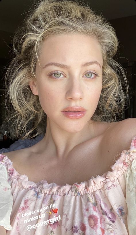 Lili Reinhart on Instagram: “I can still be a @COVERGIRL from inside my house, OKAY???” Braut Make-up, Betty Cooper, Spring Makeup, Lili Reinhart, Fair Skin, 인물 사진, Nicki Minaj, Riverdale, Makeup Inspiration