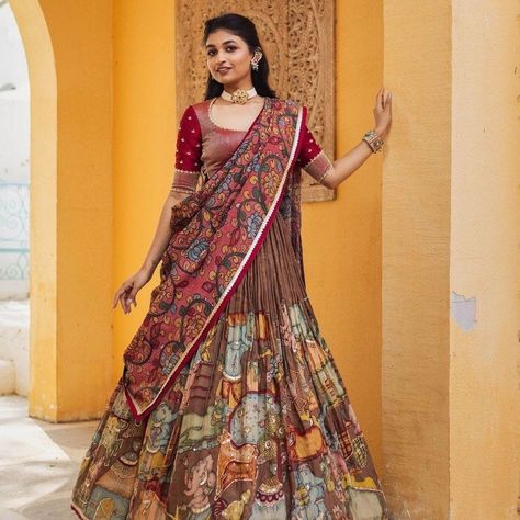 lp118l 👗Choli👗 Fabric:- Chent Crep Work:- Embroidery Thread Work Inner:- Micro Cotton Size:- M upto L margin XL upto 2xl margin (Fully Stitched) 👗Lehenga👗 Fabric:- Chent Crep Inner:- Micro Cotton Work:- Kalamkari Print Flair:- 3.50 Meter Size:- 44 👗Dupatta👗 Fabric:- Chent Crep Size:- 2.30 Meter Work:- Kalamkari Print 👉Rate:-2360/- Kalamkari Dresses, Kurta Lehenga, Cutwork Saree, Kalamkari Print, Lehenga Pattern, Simple Lehenga, Cotton Lehenga, Alaska Fashion, Bollywood Lehenga