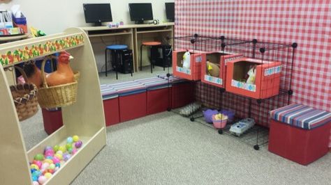 Hen house dramatic play center. Chicken coops from boxes, felt chickens, plastic eggs, baskets,  and cartons.  Love this! Pretend Chicken Coop, Chicken Coop Dramatic Play, Easter Dramatic Play, House Dramatic Play, Felt Chickens, Farm Unit Preschool, Farm Week, Preschool Farm, Farm Animals Preschool