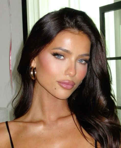 Y2k Bronze Latina Makeup, Server Makeup, Crystal Bellotti, Bronzed Makeup Look, Light Brown Hair Shades, Contrast Makeup, Smoky Eyeliner, Brunette Blue Eyes, Bombshell Makeup