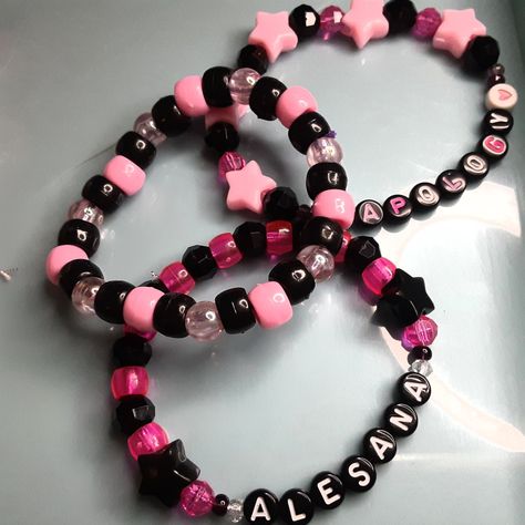 Kandi Display, Diy Emo Jewelry, Emo Kandi Ideas, Bracelets Emo, Kuromi Kandi, Emo Bracelets Aesthetic, Scene Bracelet, Scene Bracelets Aesthetic, Emo Bracelets Diy