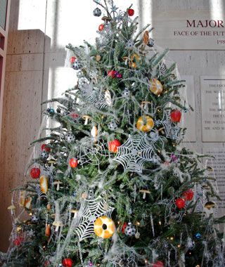 World's Strangest Holiday Traditions Ukraine Christmas, Christmas Legends, Ukrainian Christmas, Ukrainian Food, Yule Winter Solstice, Christmas Spider, Halloween Tree, Weird Holidays, Black Christmas Trees