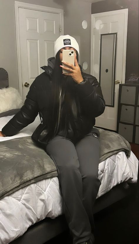 Comfy Winter Outfits Blackgirl, North Face Beanie Outfit, Coat Inspo Outfit, Fits With Beanies, College Winter Outfits Blackgirl, Cute Uni Outfits, Beanie Winter Outfit, Outfit Ideas With Beanies, Winter Outfits With Beanies