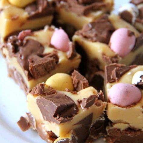 Fudge Ideas, Easter Fudge, Easter Cheesecake, Biscoff Recipes, Janes Patisserie, Spring Baking, Easter Sweets, Easter Desserts Recipes, Easter Baking