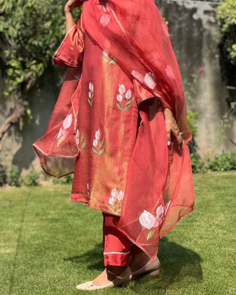 Tulip 🌸 Dressed in the fiery elegance of burnt orange, painted with passion. This is more than just a suit; its a wearable masterpiece. Tulips handpainted on burnt orange crushed tissue suit with pure silk organza dupatta. Fabric and colors can be customised. . . . Shop now @inaayatbyaastha . . . #inaayatbyaastha #handpaintedsuit #handpaintedclothing #handpaintedsuitsanddupattas #festivecollection #indianwear #floralsuit #bridalwear #indianbride #weddingseason #handpainteddupatta #festi... Orange Organza Suit, Hand Painting Suits Designs, Painting On Suits Designs, Paint Suits Punjabi, Suits With Printed Dupatta, Hand Painted Suits Designs, Suit Painting Designs Punjabi, Paint Suit Designs, Painting Suit Design