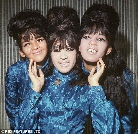 ronnie spector | ... fellow Ronette, sister Ronnie Spector (c) and Nedra Talley (l) in 1964 Blue Soul, Ronnie Spector, The Ronettes, Wall Of Sound, 60s Music, Oldies Music, 70s Music, Walking In The Rain, Greatest Songs